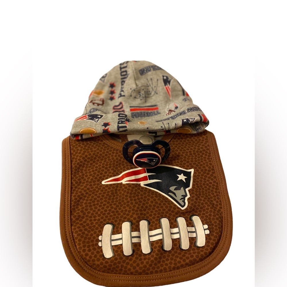 TEAM NFL PATRIOTS BABY BUNDLE HAT, BIB, PACIFIER ❤️💙🏈